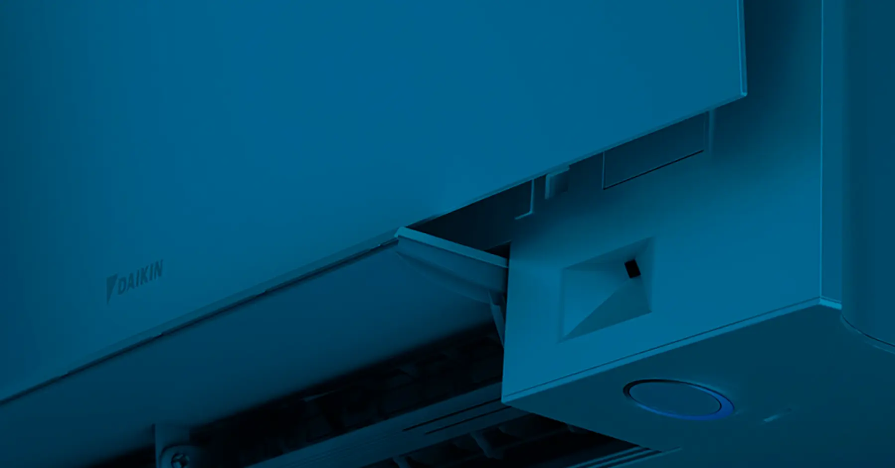 Detail vnútornej klimatizačnej jednotky Daikin s otvorenou lamelou výduchu