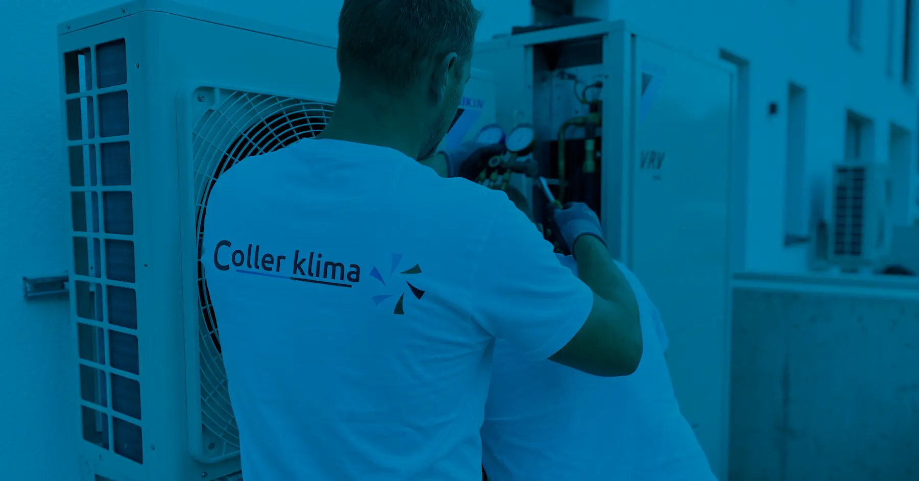 Technik Coller klima pri servise vonkajšej klimatizačnej jednotky Daikin