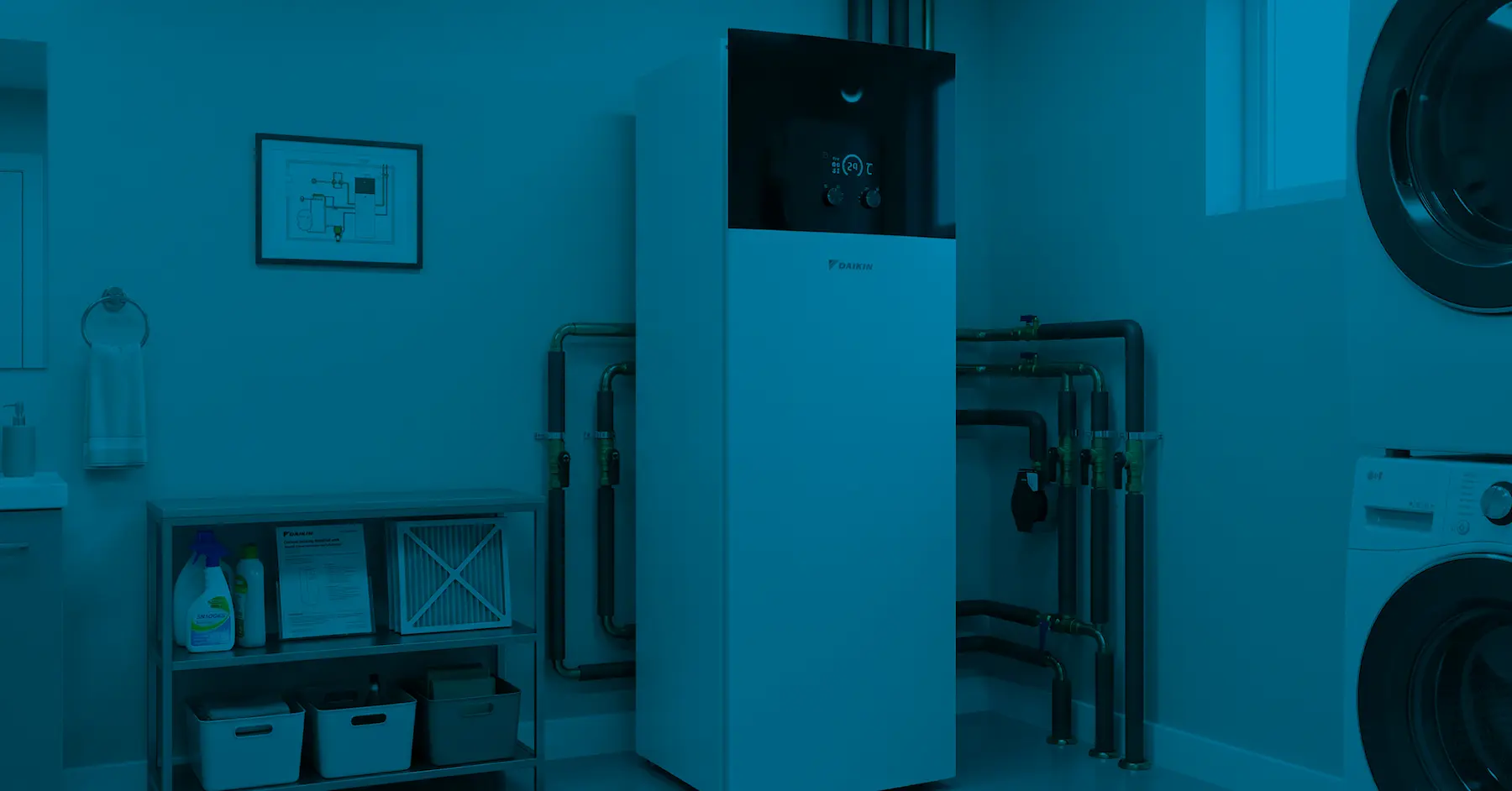 Tepelné čerpadlo Daikin s vnútornou jednotkou a potrubím v technickej miestnosti rodinného domu.